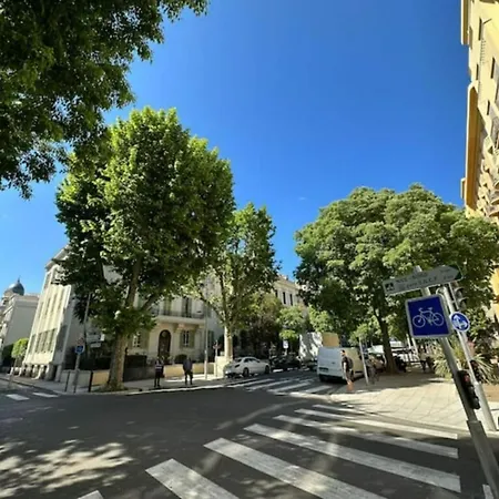 Luxe Center: 3-bedroom With Parking Near Apartment *