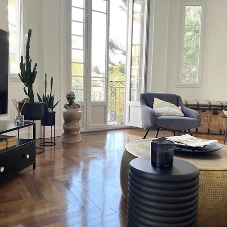 Apartment Luxe Center: 3-bedroom With Parking Near
