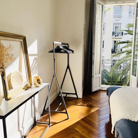 Luxe Center: 3-bedroom With Parking Near Apartment
