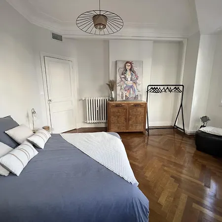 Luxe Center: 3-bedroom With Parking Near